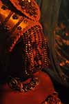 Figura 11: Oxum, aqui tomada por uma jovem adolescente, espera sua entrada e apresentação no Palácio, como os demais orixás. Na ocasião a plateia interage com a aparição de cada uma das divindades, ora cantando, ora vibrando ou tão somente fazendo suas preces de modo individual.